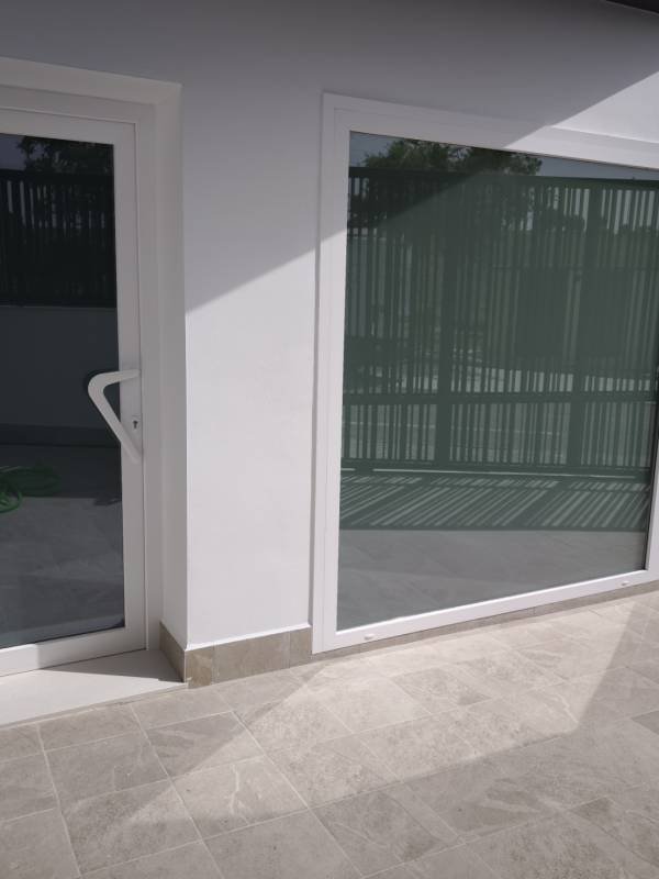 entrada local con puerta PVC y tirador + cerradura