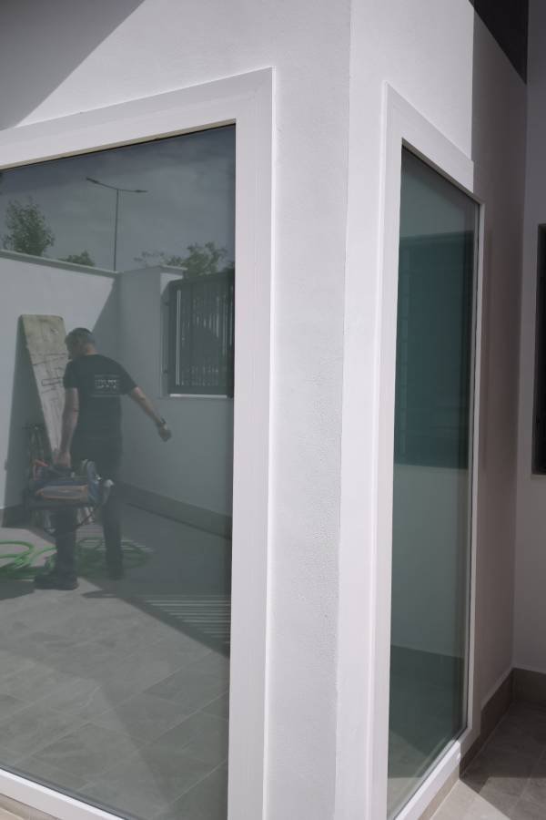 escaparates local integrada en casa en PVC color blanco con vidrio mate