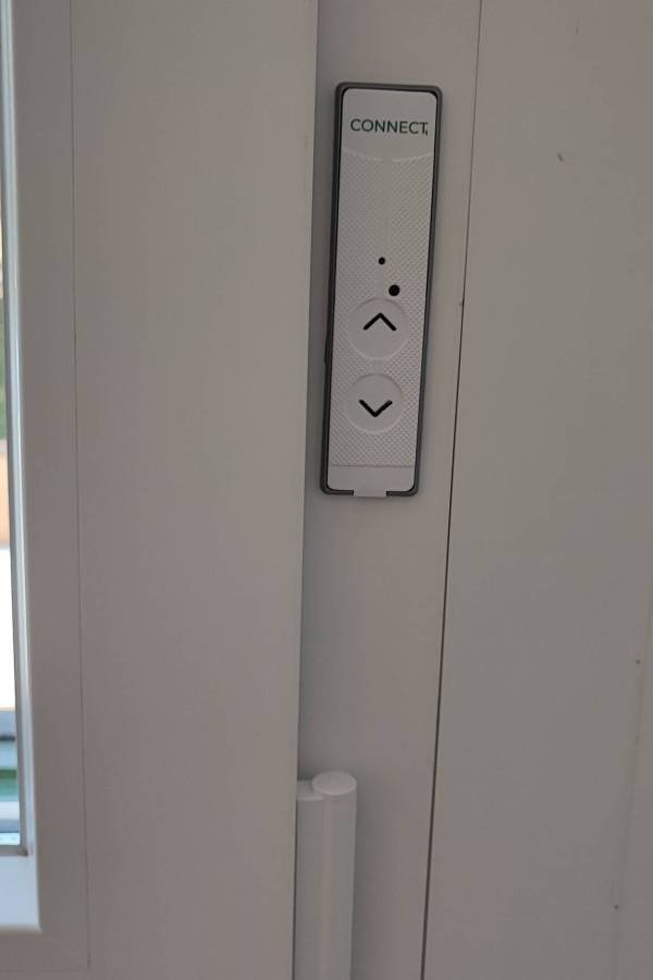 persiana motorizada en nuestra ventana de PVC, sin calas en pared. Solo necesita toma de luz, domotica