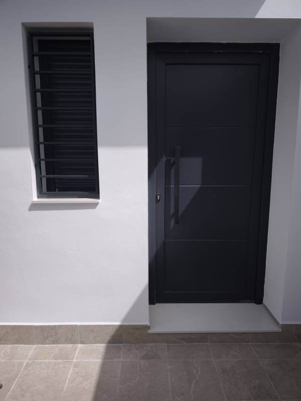 Puerta de entrada PVC gris antracita con tirador
