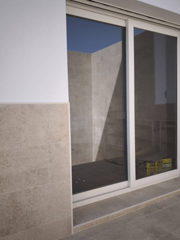 corredera de dos hojas en PVC con persiana motorizada e interruptor inteligente, domotica