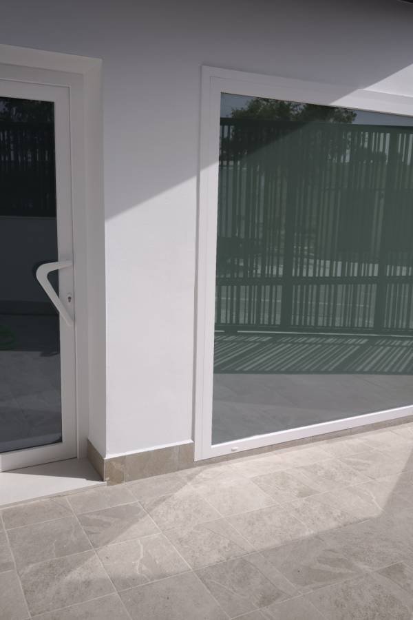 entrada local con puerta PVC y tirador + cerradura