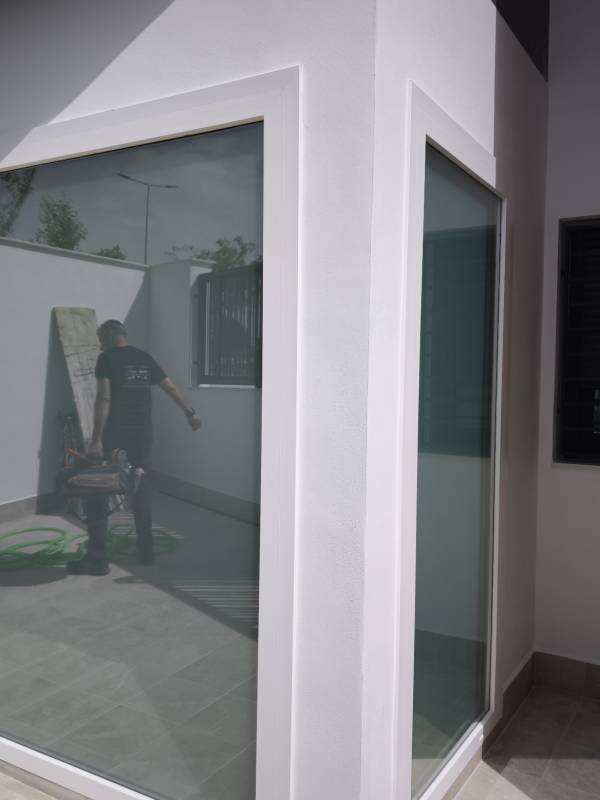 escaparates local integrada en casa en PVC color blanco con vidrio mate