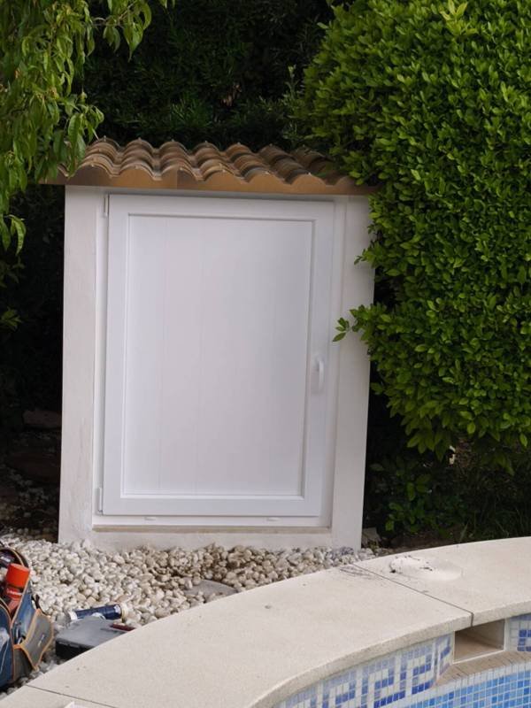 finalizado con puerta y panel de lamas machihembradas de PVC