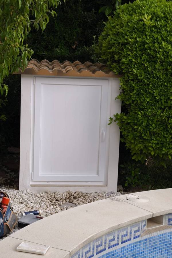 finalizado con puerta y panel de lamas machihembradas de PVC