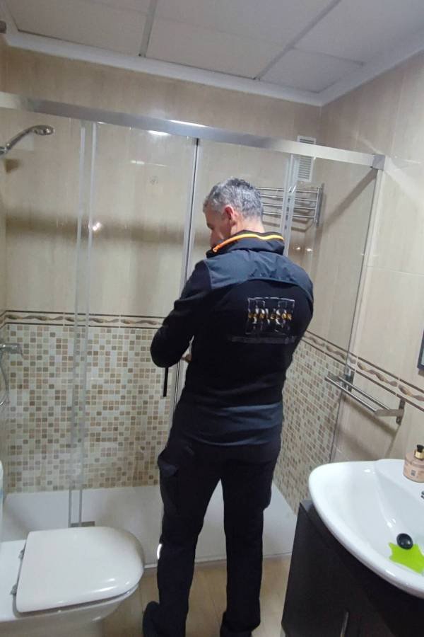 mampara dos fijos laterales + 2 hojas correderas centrales