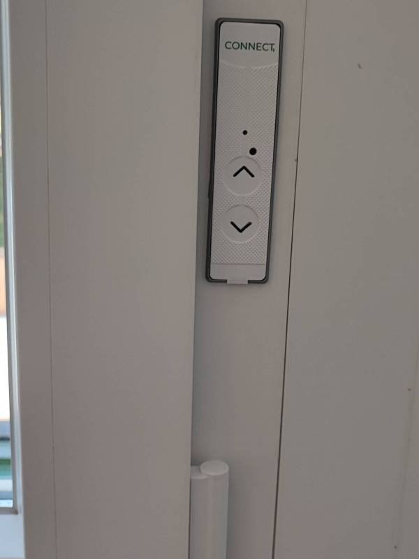 persiana motorizada en nuestra ventana de PVC, sin calas en pared. Solo necesita toma de luz, domotica