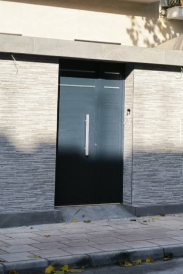 puerta aluminio calle